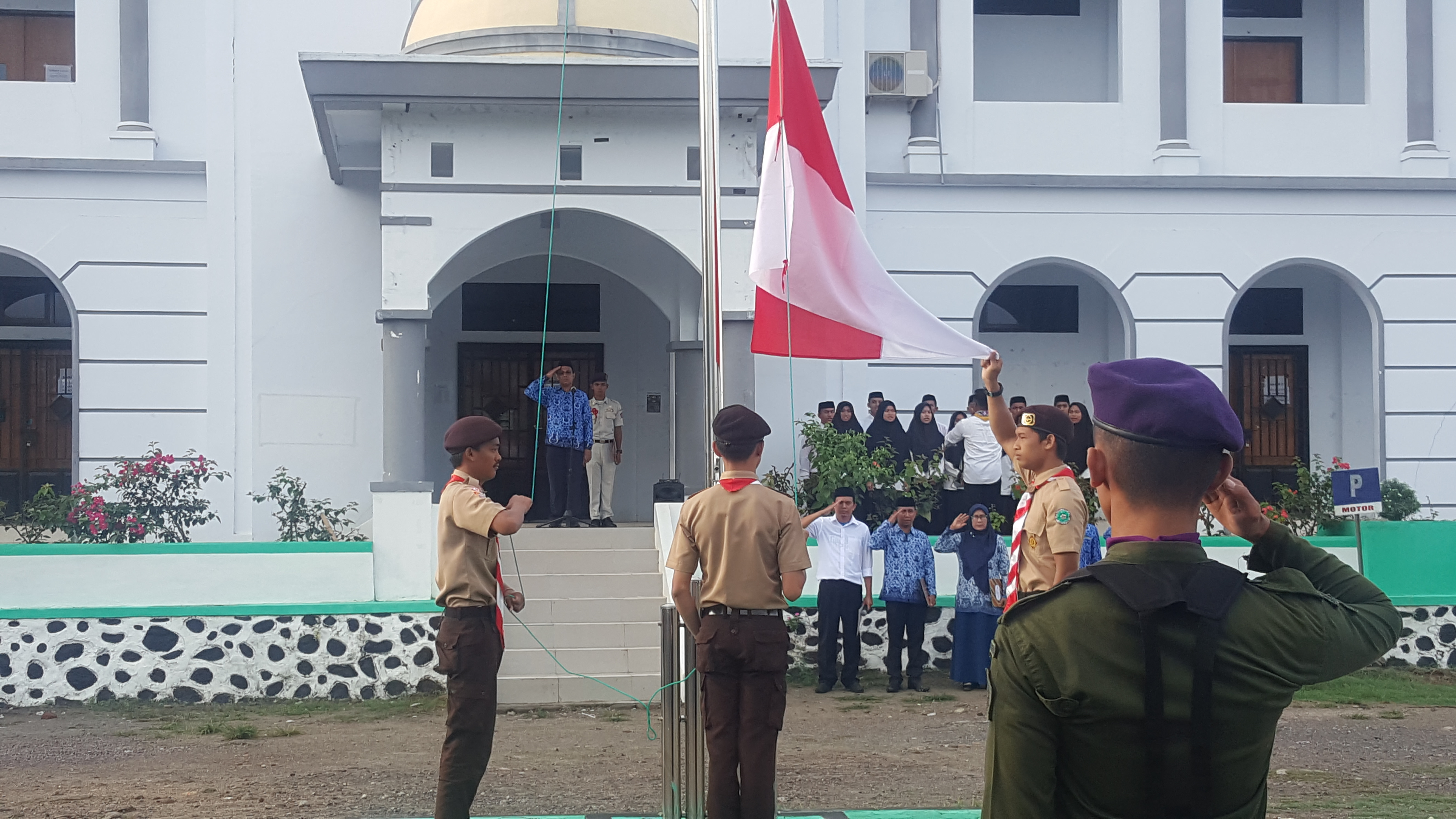 Pustakawan Kolaborasi Ormawa, Laksanakan Upacara Bendera
