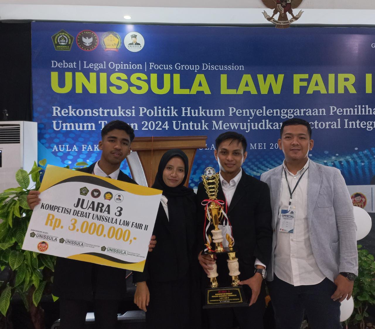 Tim Debat IAIN Parepare Juara 3 Nasional di Unissula Law Fair 2022 Tim Debat IAIN Parepare Juara 3 Nasional di Unissula Law Fair 2022