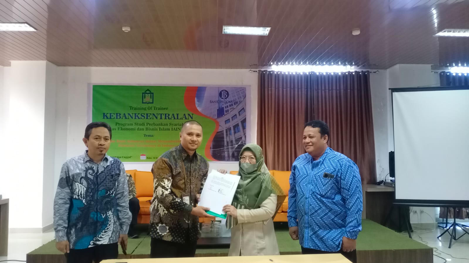 Penandatangan MoU FEBI dengan Bank, Rektor: Praktisi Perbankan Menjadi Dosen bagi Mahasiswa IAIN Parepare Penandatangan MoU FEBI dengan Bank, Rektor: Praktisi Perbankan Menjadi Dosen bagi Mahasiswa IAIN Parepare
