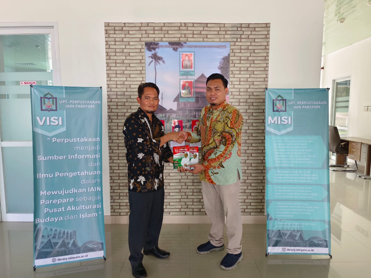 Kepala Perpustakaan Terima Hibah Buku Biografi Putra Pendiri NU Kepala Perpustakaan Terima Hibah Buku Biografi Putra Pendiri NU