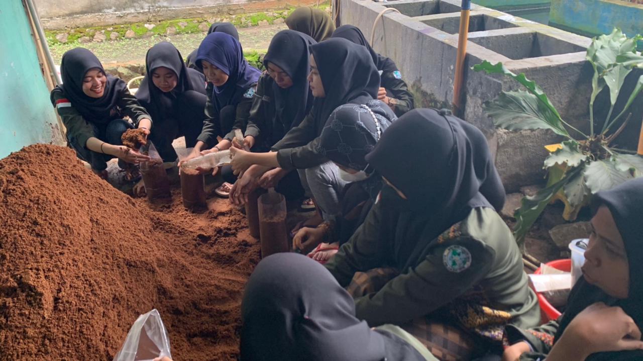 Mahasiswa Tadris IPA Antusias Kunjungan Sains ke Lowita Mushroom
