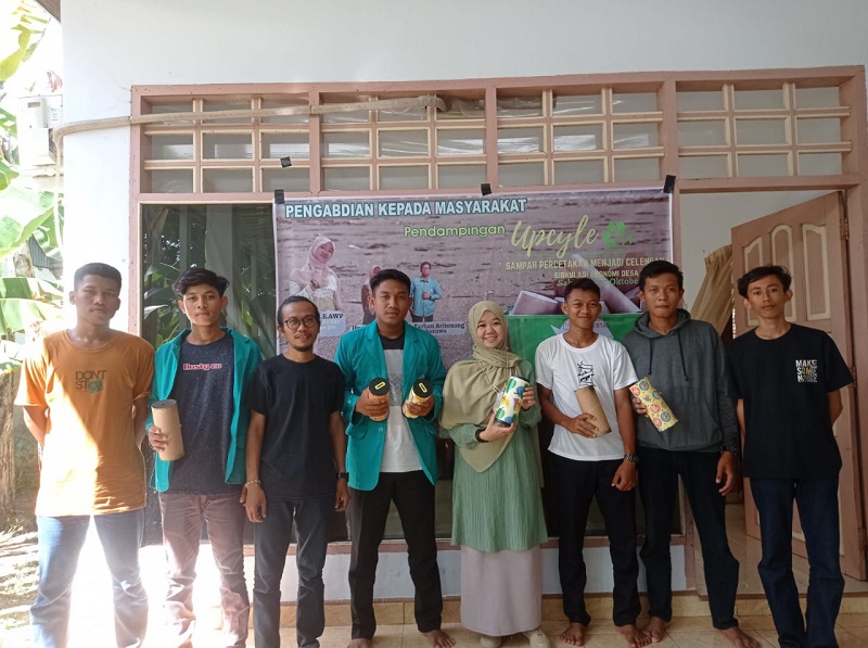 Dosen FEBI IAIN Parepare Dampingi Warga Bone Olah Sampah Jadi Produk Kerajinan Dosen FEBI IAIN Parepare Dampingi Warga Bone Olah Sampah Jadi Produk Kerajinan